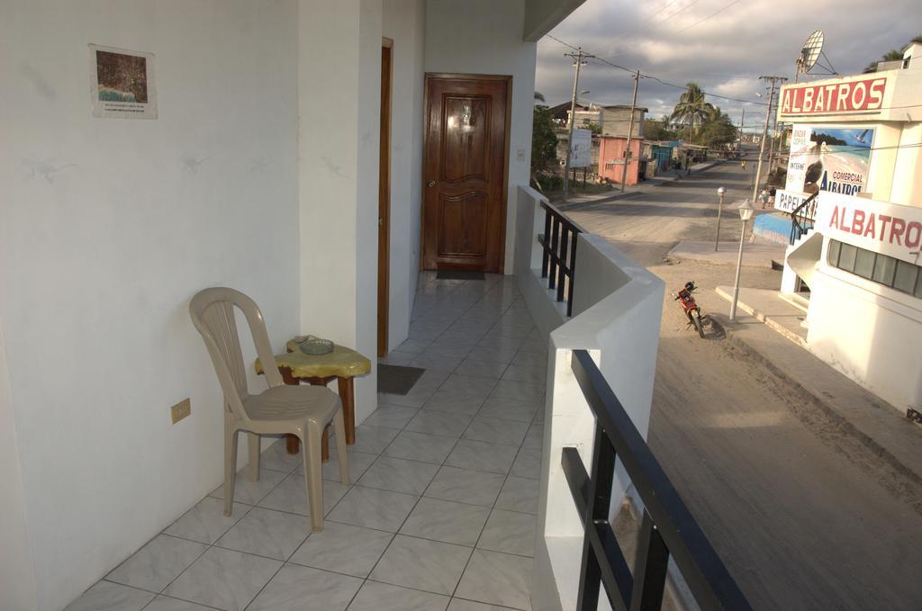 Hostal La Isla Del Descanso Puerto Villamil Exterior foto